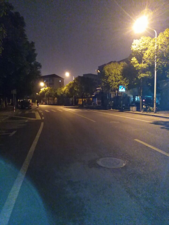 夜晚,平时熙熙攘攘的街道显得格外安静,那.